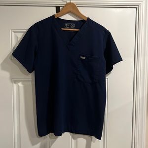Men’s small size figs scrub top